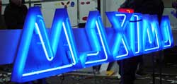 Вывеска рекламного агентства Макима на Новослободской 71. Объемные буквы логотипа представляют собой "кастрюли" клееные из цветного акрилового стекла. Посветка-открытый газосвет синего цвета . Трубки EGL 12 мм. Внутри букв установлены светодиоды "Барракуда" производства Люмилед США синего цвета, соединенные через 4-х канальный контроллер. Подложка - алюминиево-композитный материал Алюкомп серебрянного цвета.